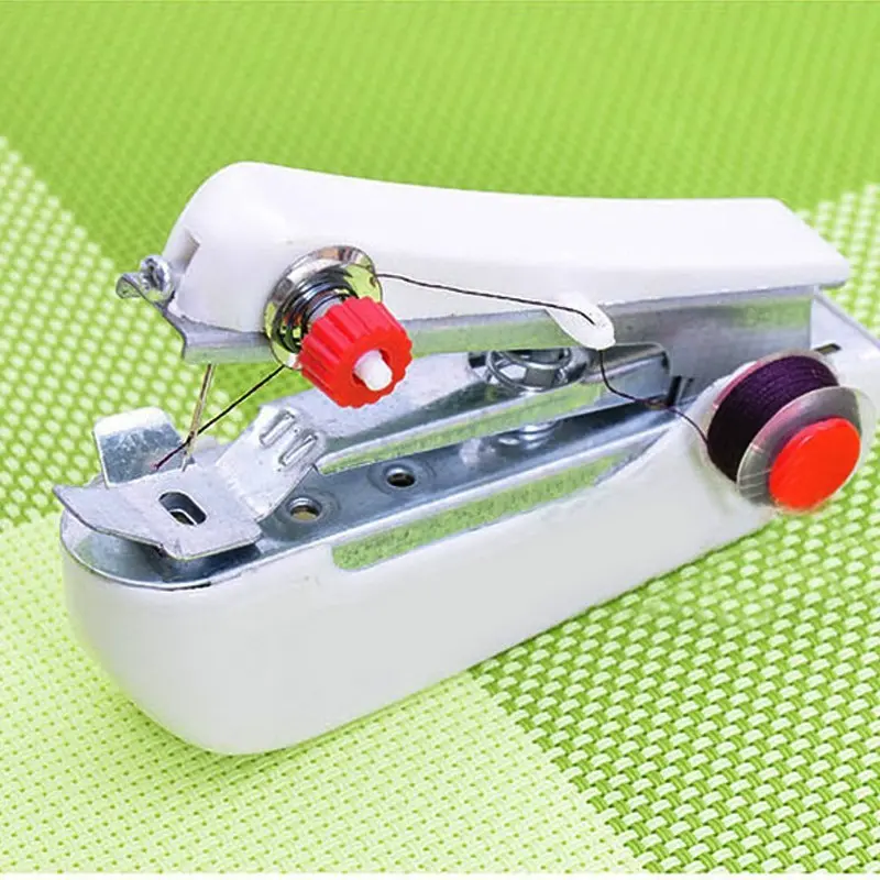 Mini máquina de coser de mano portátil blanca con hilo morado, ideal para reparaciones rápidas.