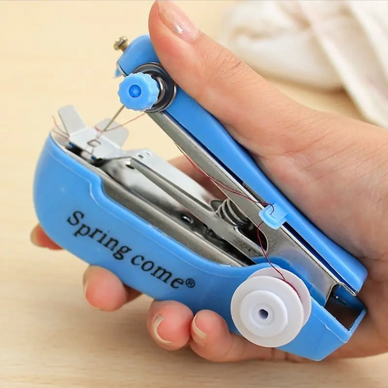 Mini máquina de coser de mano azul portátil "Spring come" sostenida por una persona.
