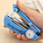Mini máquina de coser portátil azul "Spring come" para reparaciones rápidas y tela.