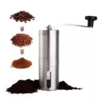 Molino de café manual de acero inoxidable con manivela, ideal para moler granos hasta polvo fino.