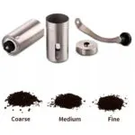 Molino de café manual de acero inoxidable con tres tipos de molienda: gruesa, media y fina.