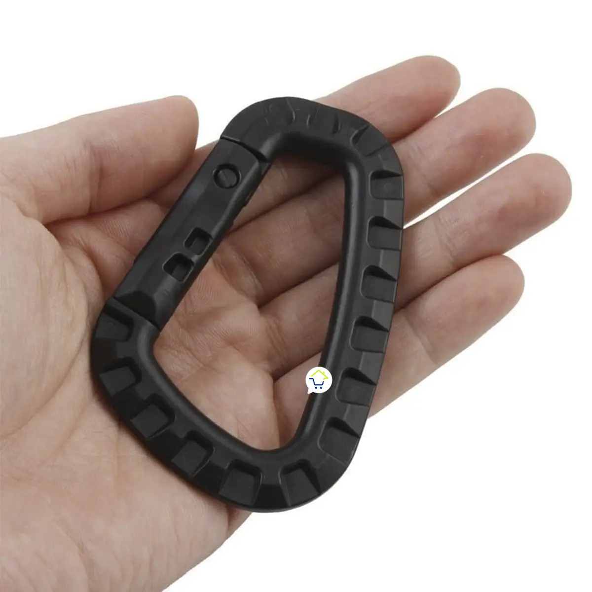 Mosquetón táctico negro forma D para llavero, sujeto en mano, ideal para outdoor.