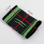 Muñequera elástica deportiva negra con verde, 11.5 cm de largo y 8.5 cm de ancho, ideal para ejercicio.