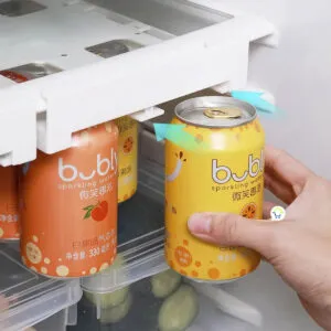 Dispensador de bebidas en lata para nevera, mano sacando una lata de bubbly de durazno.