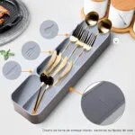 Organizador de cubiertos dorados y plateados para cocina con diseño de drenaje inferior.