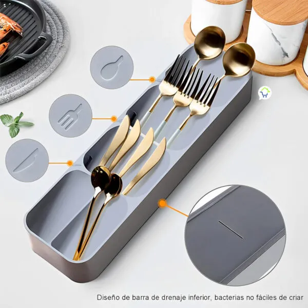Organizador de cubiertos dorados y plateados para cocina con diseño de drenaje inferior.