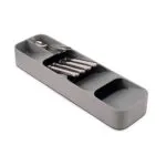 Organizador gris de cubiertos y utensilios para cocina con diseño compacto y funcional.