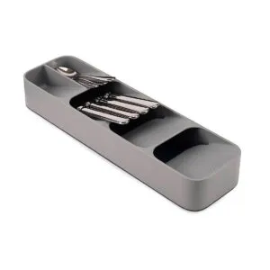 Organizador gris de cubiertos y utensilios para cocina con diseño compacto y funcional.