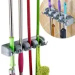 Organizador de pared para escobas y traperas con ganchos, ideal para colgar utensilios de limpieza.