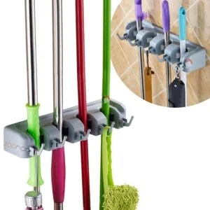 Organizador de pared para escobas y traperas con ganchos, ideal para colgar utensilios de limpieza.