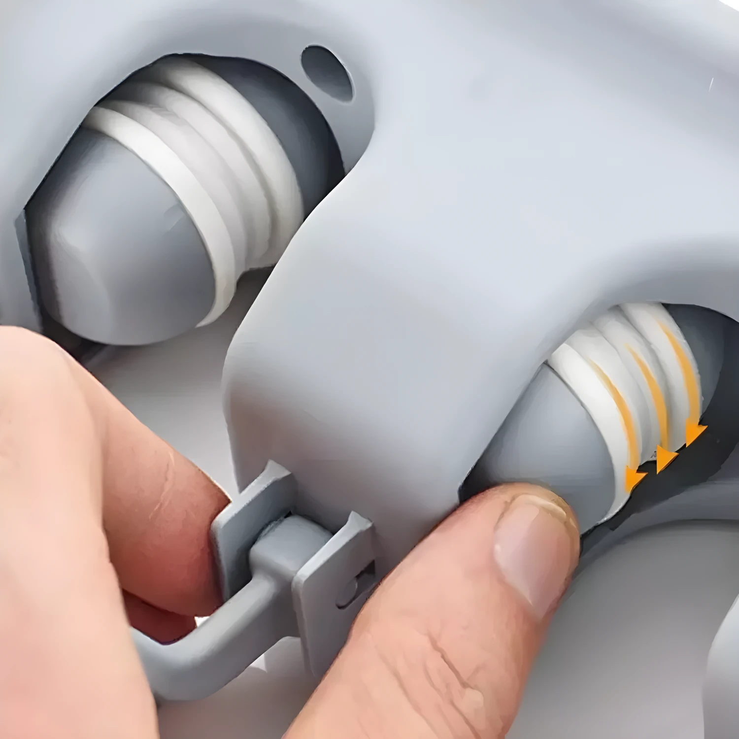 Detalle de organizador de escobas y traperas, mano manipulando para ajustar.