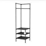 Organizador esquinero negro con 3 niveles y barra para colgar ropa, ideal para ahorrar espacio.