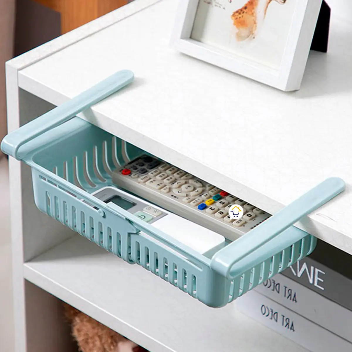 Organizador expandible para nevera con dos controles remotos, ideal para estantes.