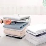 Set x10 organizadores de ropa para camisetas y pantalones en blanco, con apilamiento fácil y diseño moderno.
