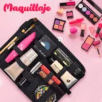 Organizador viajero de maquillaje con elásticos, lleno de cosméticos, labiales, brochas y paletas de sombras.