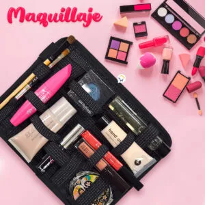 Organizador viajero de maquillaje con elásticos, lleno de cosméticos, labiales, brochas y paletas de sombras.
