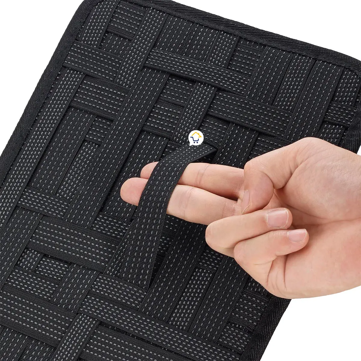 Organizador viajero con elásticos para cables y accesorios, mostrado con dedos de mano.