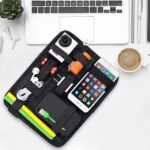 Organizador viajero con elásticos: guarda gadgets, celular, audífonos, USB y más.