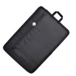 Organizador viajero multifuncional negro con cremallera y asa, ideal para el pasaporte.