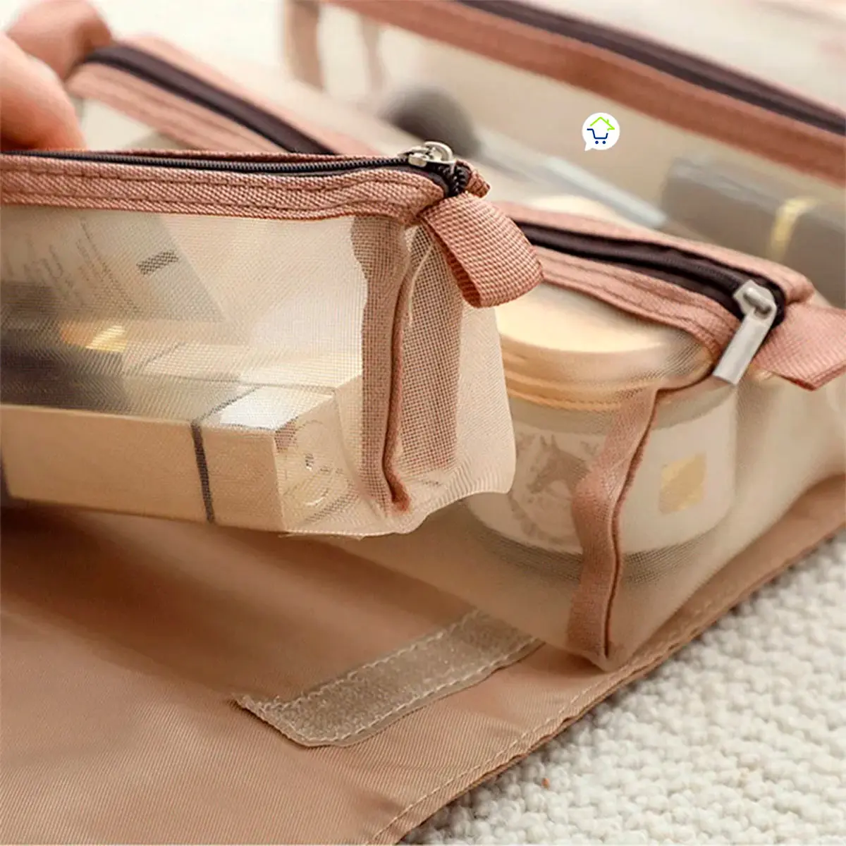 Organizador viajero con 4 cartucheras transparentes plegables, perfecto para maquillaje y accesorios.