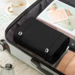 Organizador viajero negro con 4 cartucheras plegables, ideal para empacar en maleta.