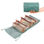 Organizador viajero plegable con 4 cartucheras transparentes para maquillaje y cosméticos.