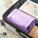Organizador viajero plegable morado con 4 cartucheras, ideal para empacar y viajar.