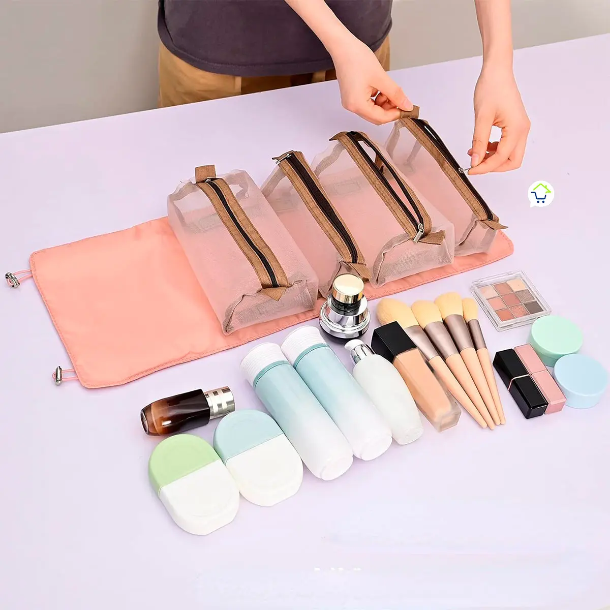 Organizador viajero plegable con 4 cartucheras transparentes y accesorios de maquillaje, ideal para portátil.