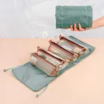 Organizador viajero con 4 cartucheras transparentes para cosméticos, diseño plegable portátil.