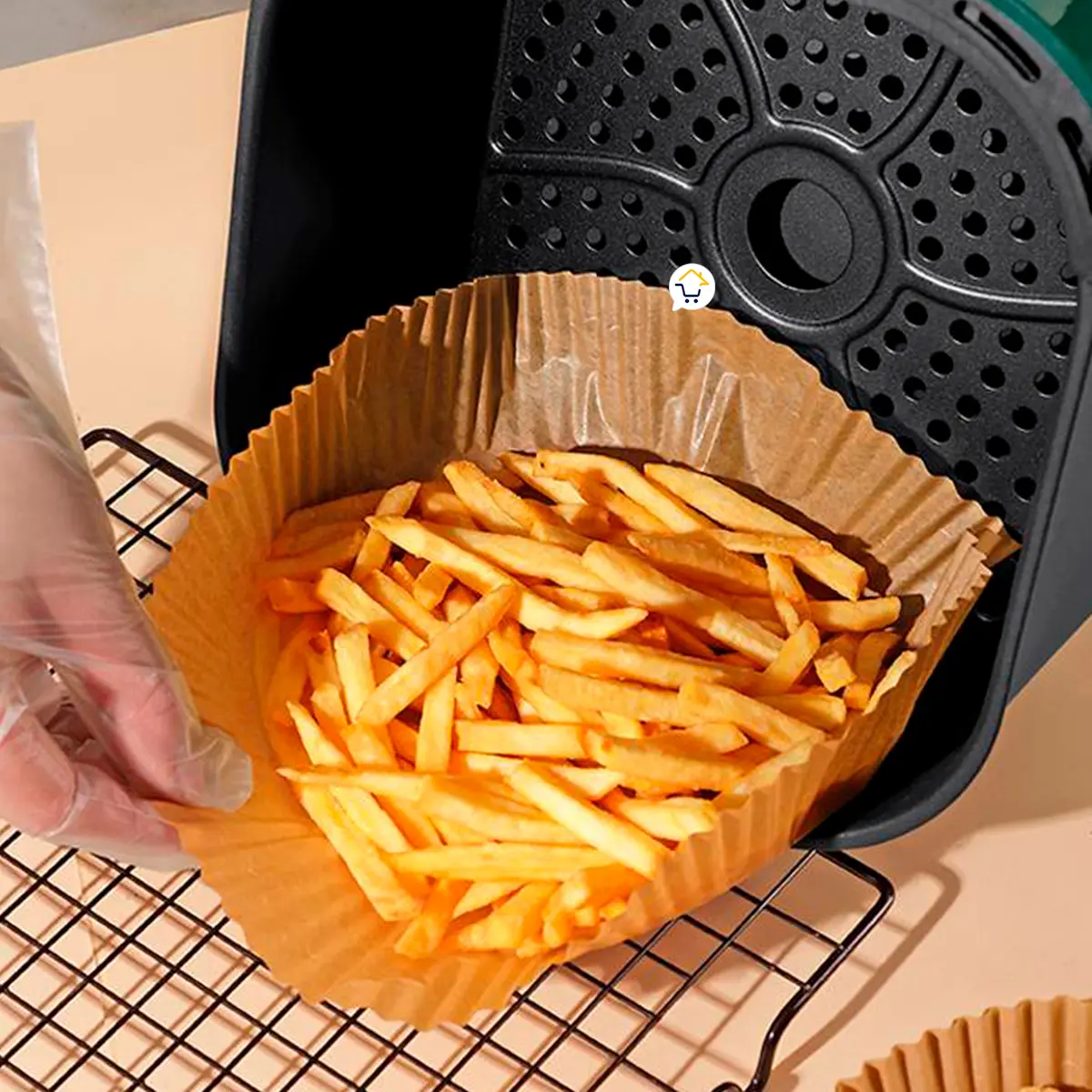 Set x200 Papel Antiadherente Air Fryer Pad Paper con papas fritas recién hechas.