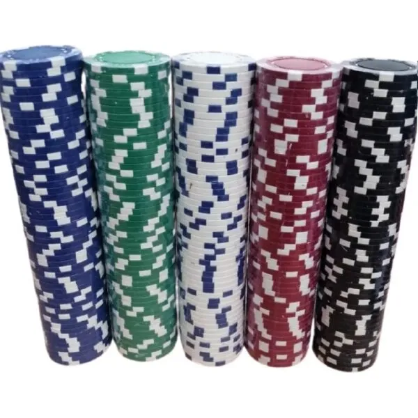 Fichas de póker casino profesionales x50, surtido de colores azul, verde, blanco y rojo.