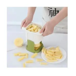 Picador de papa y verduras en acción, cortando papas en bastones para freír.