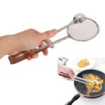 Pinza colador de cocina multifuncional en acción, para freír y filtrar alimentos en aceite.