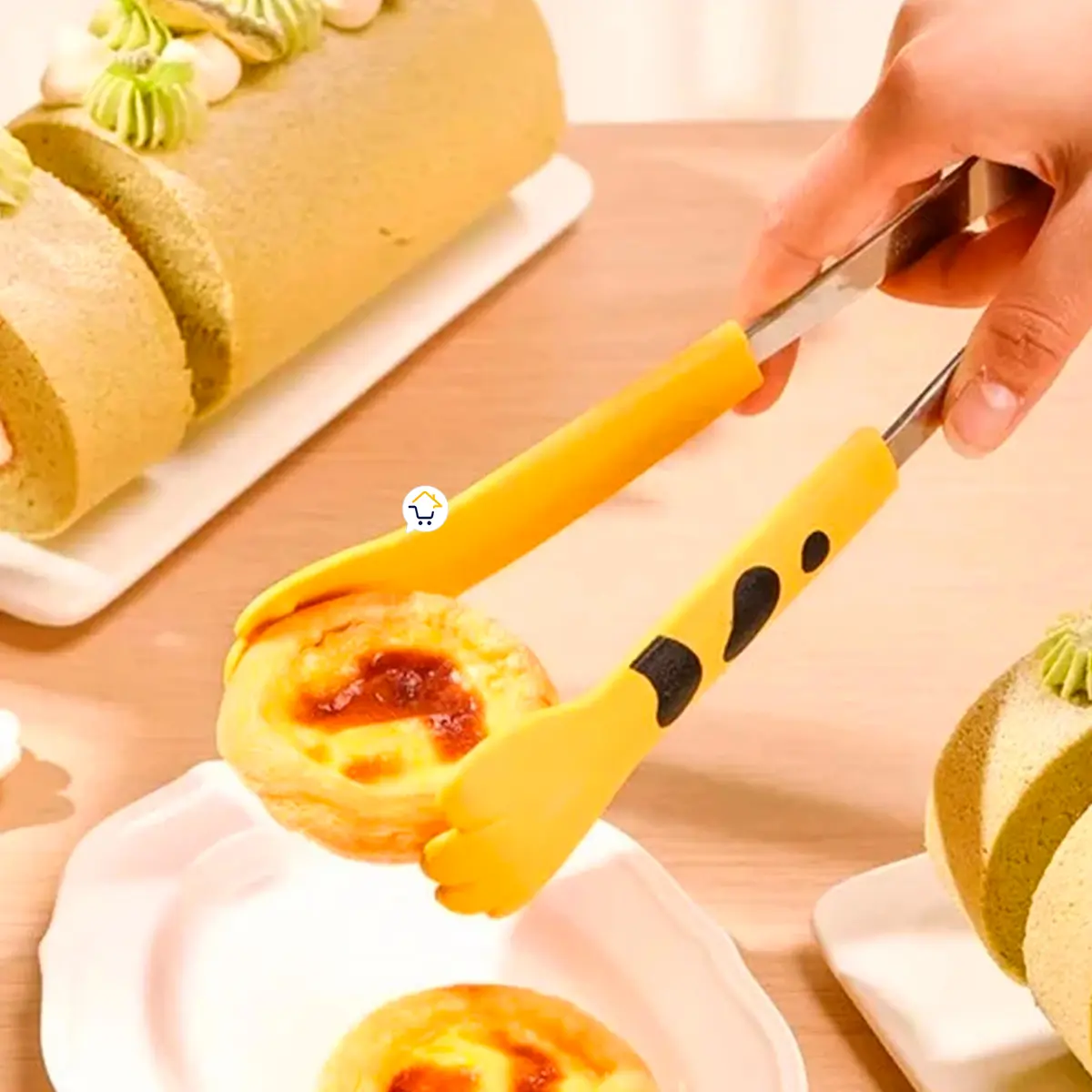 Pinza de cocina para alimentos con diseño de patitas de gatito sirviendo un postre.