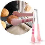 Pinzas de cocina con diseño de patita de gatito para manipular galletas recién horneadas en el horno.