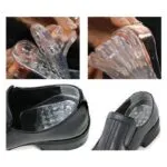 Plantillas de silicona ortopédicas para aumentar estatura hasta 5 cm, insertadas en zapatos de vestir negros.