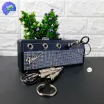 Llavero portallaves amplificador Fender con conectores, ideal para músicos.