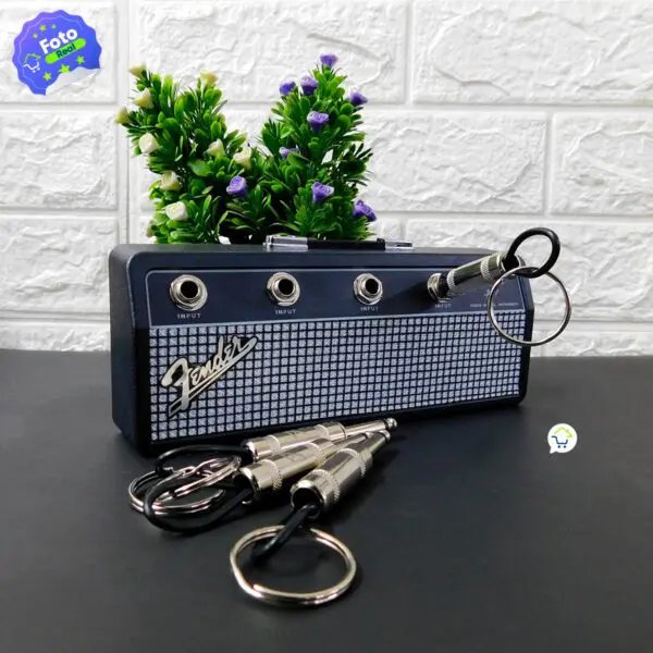 Llavero portallaves amplificador Fender con conectores, ideal para músicos.