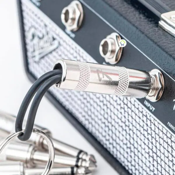 Portallaves de amplificador de guitarra Fender, llavero con conector de audio plateado.