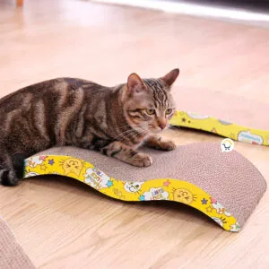 Gato atigrado tumbado sobre rascador de cartón corrugado con diseño divertido.