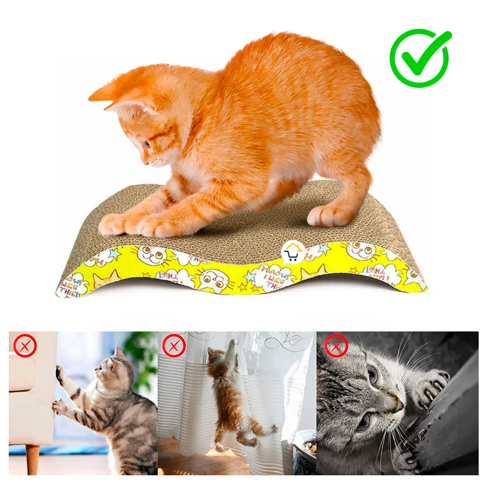 Gato naranja juega en rascador de cartón corrugado, alternativa antiestrés a muebles.