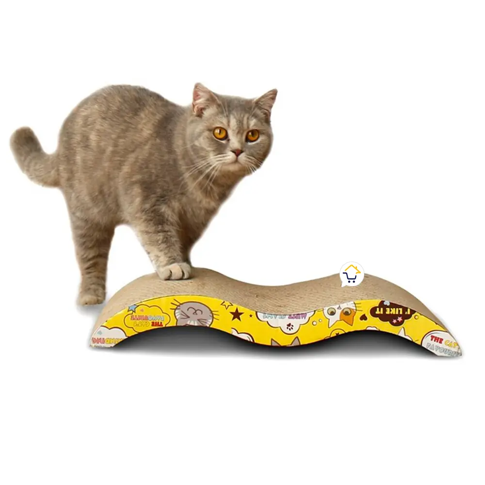 Gato gris sobre rascador de cartón corrugado con diseño de estrellas y caritas.