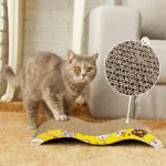 Gato gris disfruta rascador curvo de cartón corrugado con diseño amarillo antiestrés.