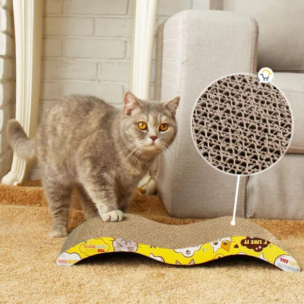 Gato gris disfruta rascador curvo de cartón corrugado con diseño amarillo antiestrés.