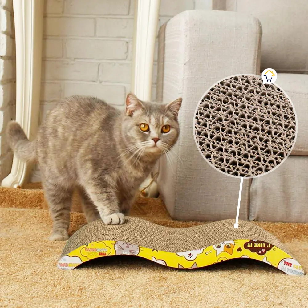 Gato gris disfruta rascador curvo de cartón corrugado con diseño amarillo antiestrés.