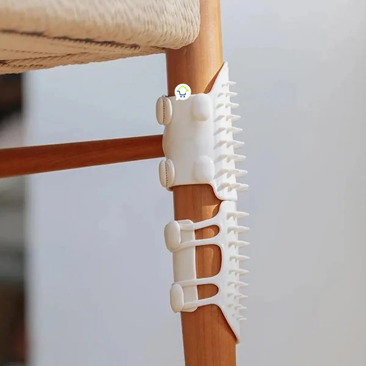 Rascador para gatos con púas flexibles que se adhiere a patas de muebles para auto-rascado y masaje.