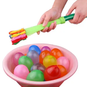 Set x2 Recargador de Globos de Agua Magic Balloons, manos llenando globos coloridos en tina rosa.