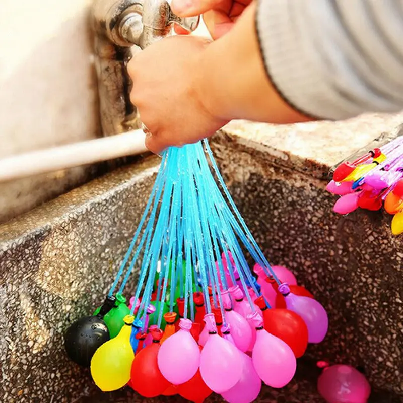 Set Magic Balloons recargando globos de agua de colores bajo un grifo.