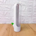 Recipiente blanco para conservar hierbas y especias frescas con tapa transparente y boquilla verde.