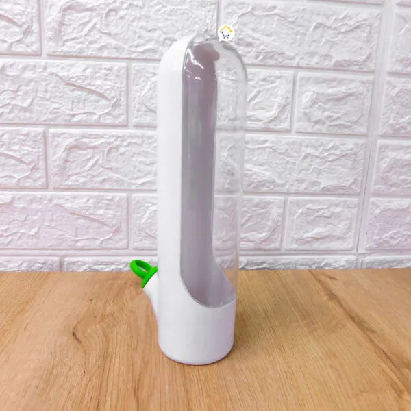 Recipiente blanco para conservar hierbas y especias frescas con tapa transparente y boquilla verde.